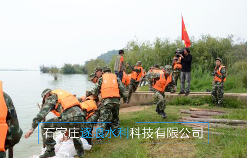 河南黃河沿岸地帶，利用防汛沙袋進(jìn)行擋水工作